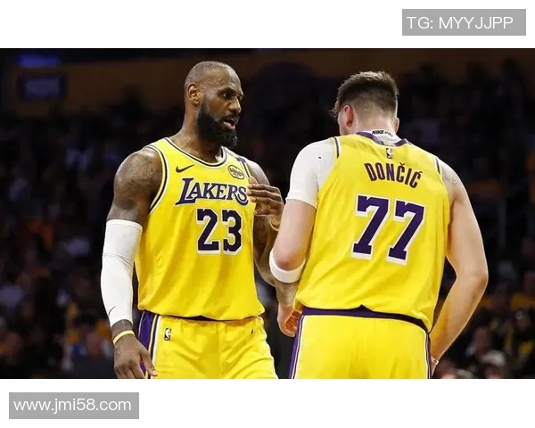 1月12日湖人与爵士的精彩对决直播全程回顾与赛后分析